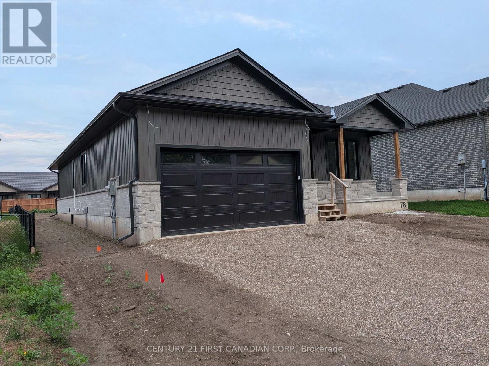 78 Queen Street, North Middlesex, Ontario  N0M 1A0 - Photo 4 - X13041112