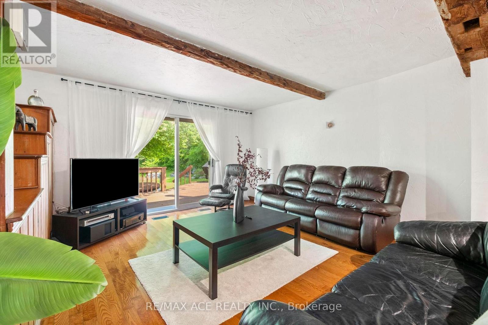 11 Maple Lane, Caledon, Ontario L7E 0L3 - Photo 3 - W13647958