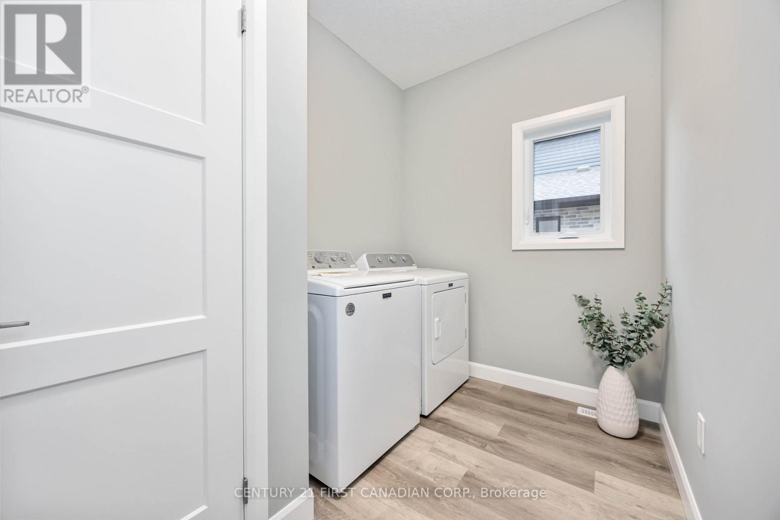 9 Postma Crescent, North Middlesex, Ontario  N0M 1A0 - Photo 7 - X12962142