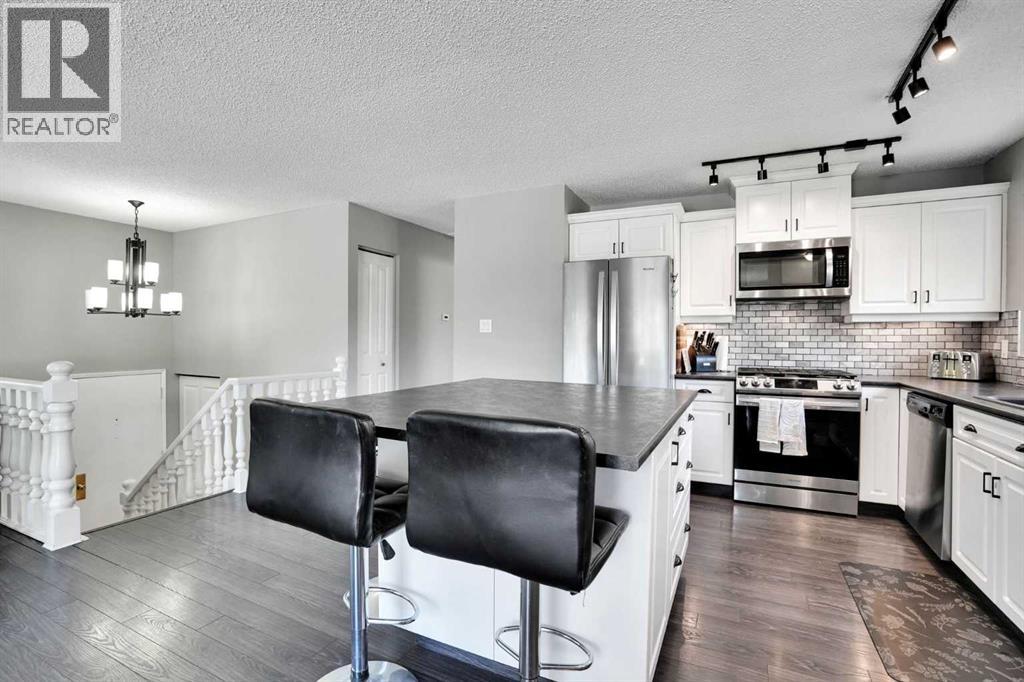 9667 Oakhill Drive SW, Calgary, Alberta  T2V 3W6 - Photo 11 - A2334914