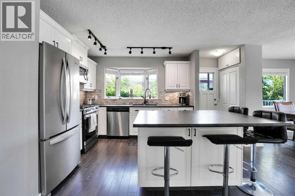 9667 Oakhill Drive SW, Calgary, Alberta  T2V 3W6 - Photo 8 - A2334914