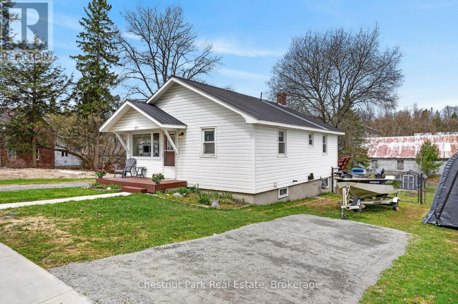213 Yonge Street, Burk's Falls, Ontario  P0A 1C0 - Photo 3 - X13650010