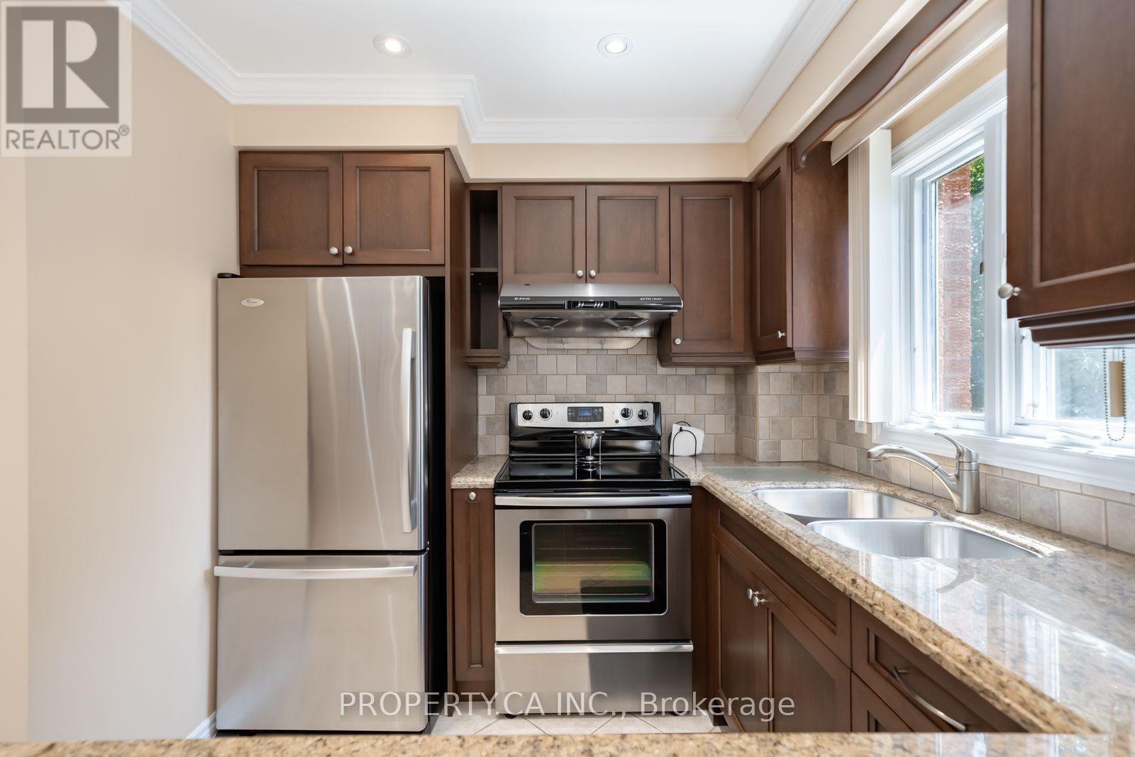 17 Boyne Highlands Court, Vaughan (Glen Shields), Ontario  L4K 1K4 - Photo 12 - N13649878