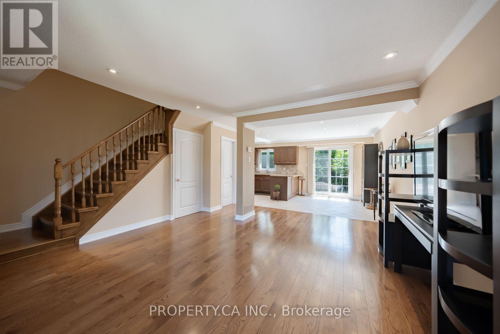 17 Boyne Highlands Court, Vaughan (Glen Shields), Ontario  L4K 1K4 - Photo 3 - N13649878