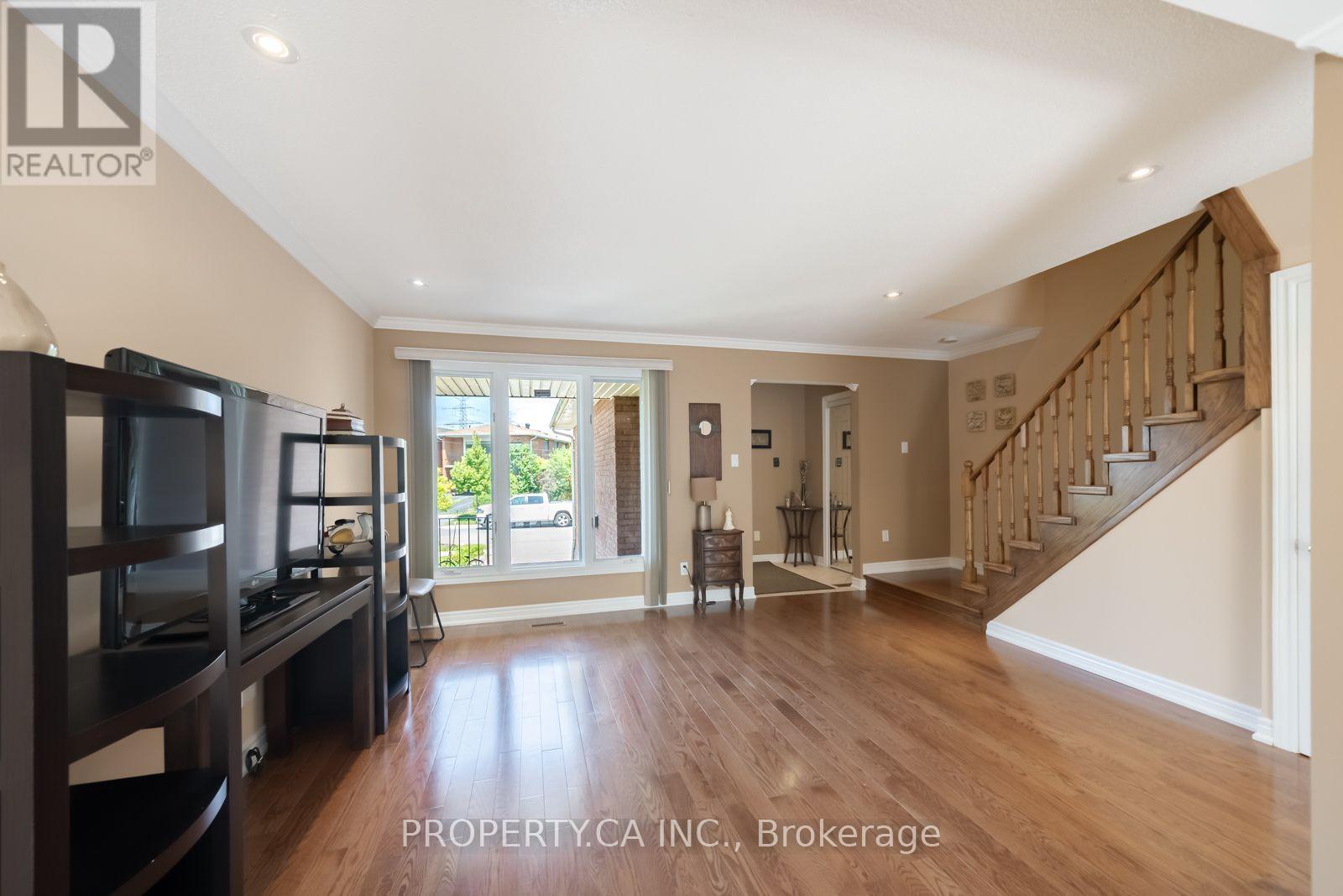 17 Boyne Highlands Court, Vaughan (Glen Shields), Ontario  L4K 1K4 - Photo 4 - N13649878