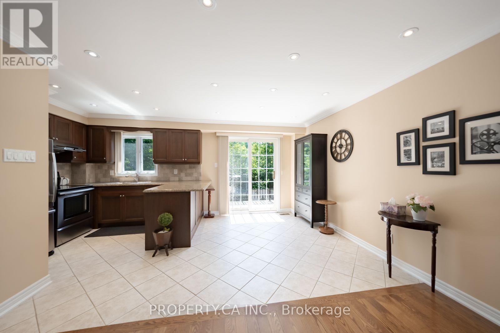 17 Boyne Highlands Court, Vaughan (Glen Shields), Ontario  L4K 1K4 - Photo 7 - N13649878