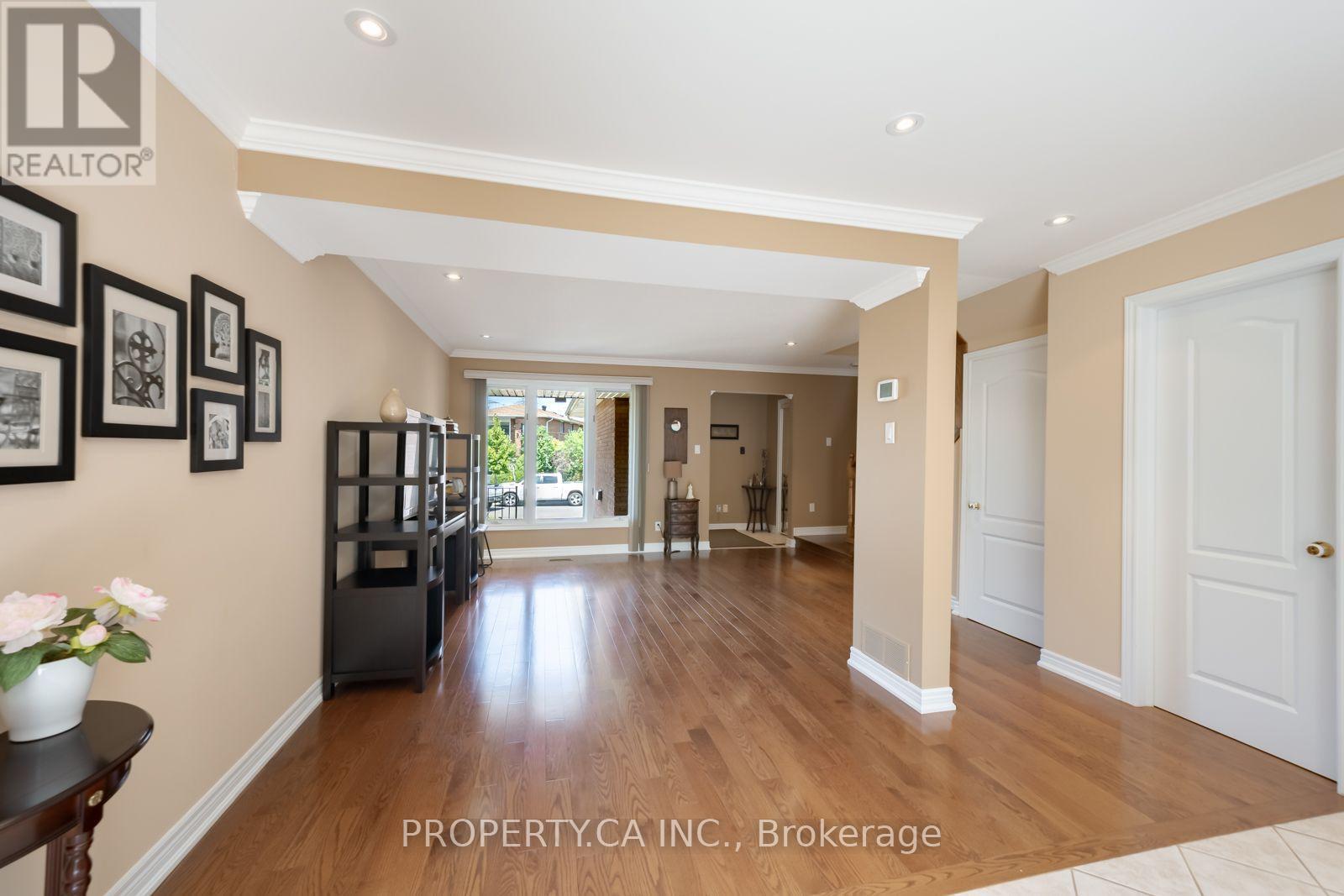 17 Boyne Highlands Court, Vaughan (Glen Shields), Ontario  L4K 1K4 - Photo 9 - N13649878