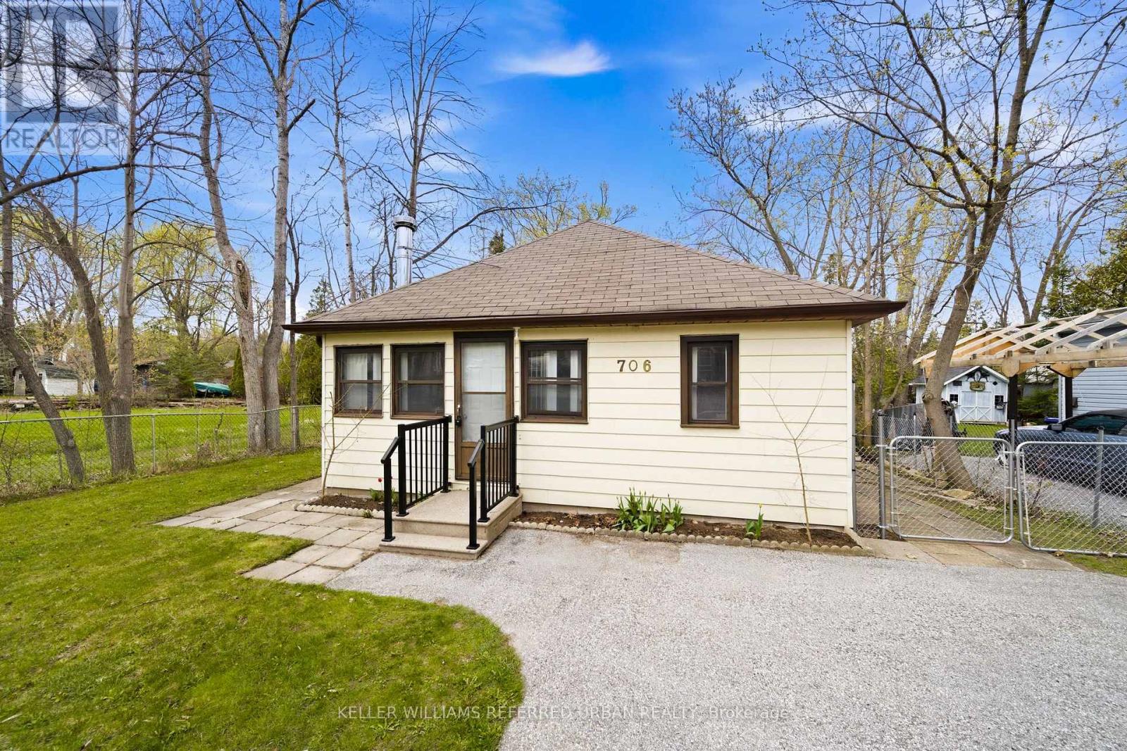 706 Chestnut Street, Innisfil, Ontario  L9S 2H8 - Photo 3 - N13649946