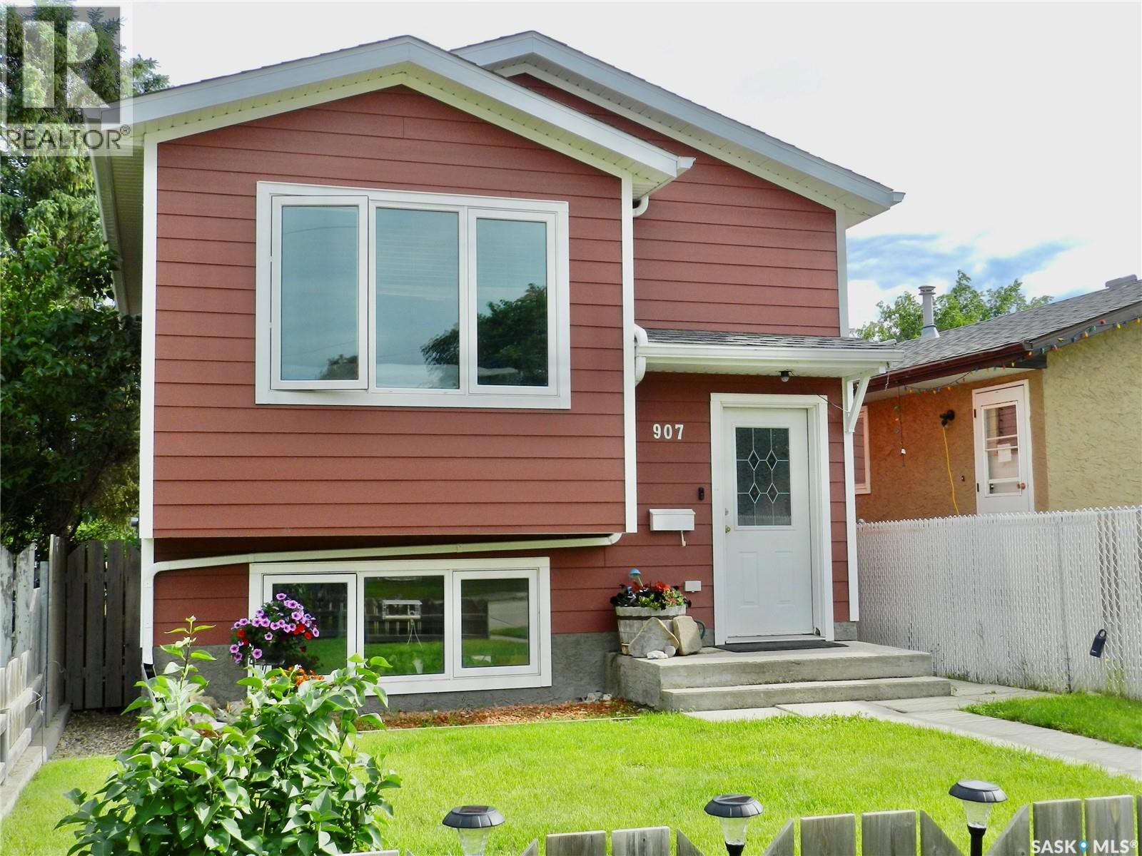 907 Ominica STREET E, Moose Jaw, Saskatchewan