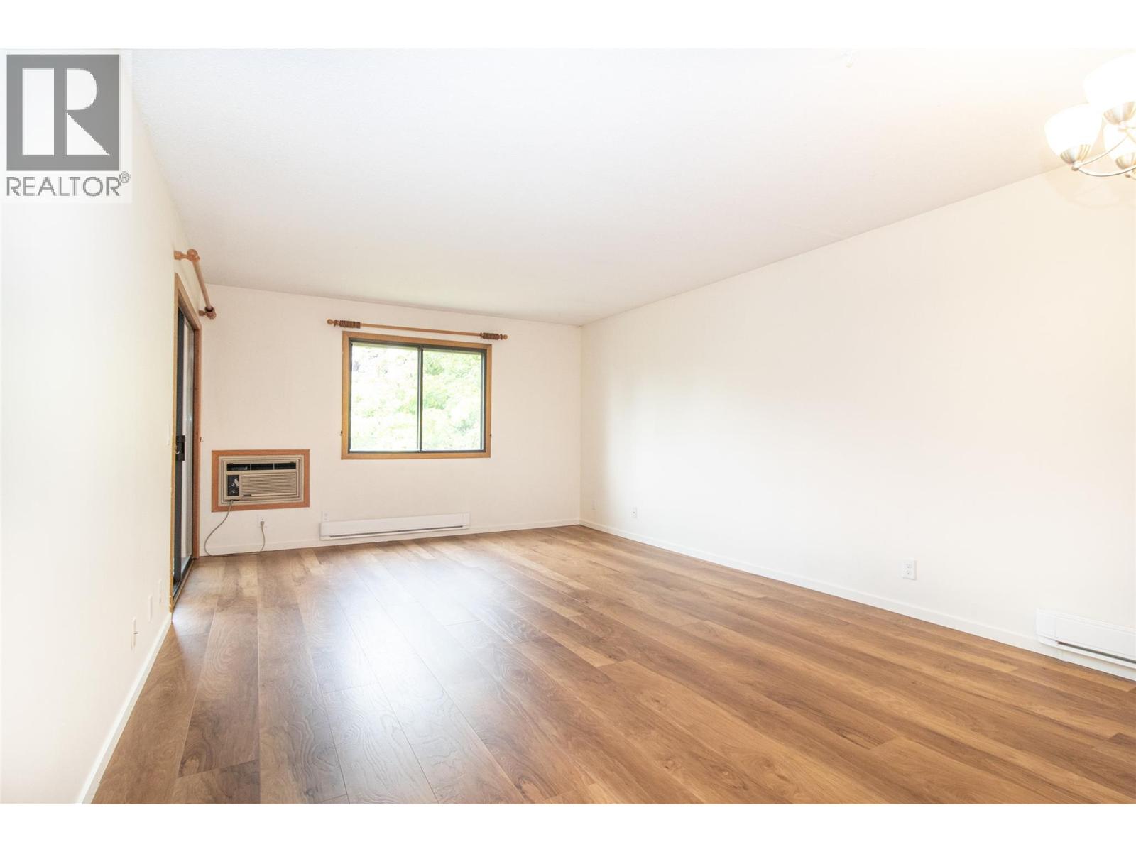 1075 Bernard Avenue Unit# 303, Kelowna, British Columbia  V1Y 6P7 - Photo 2 - 10397114