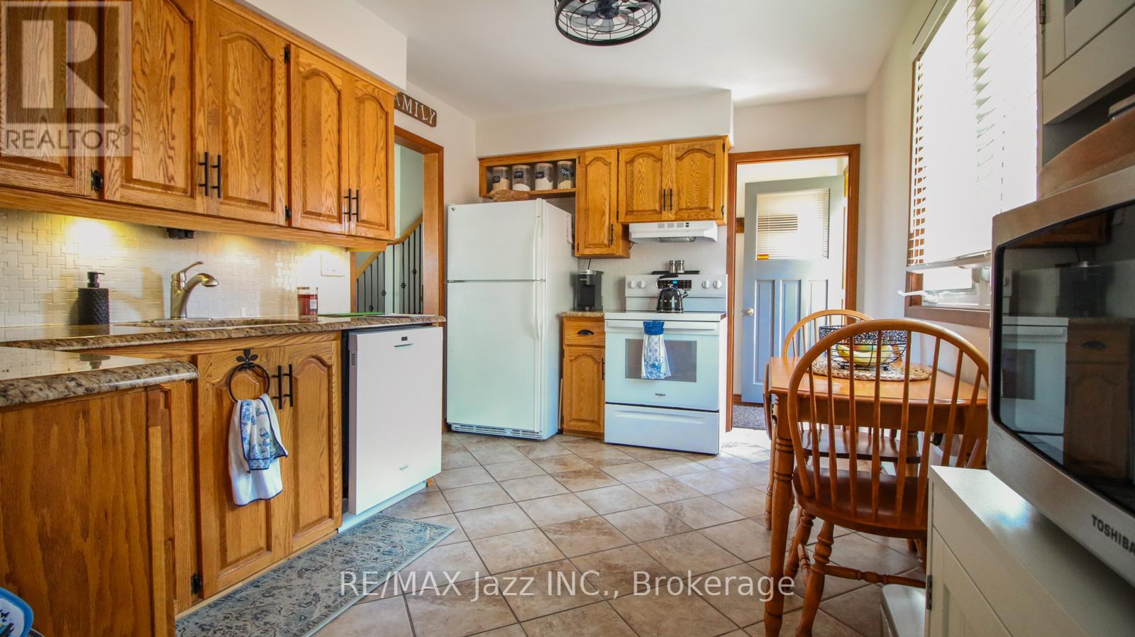 330 Nipigon Street, Oshawa, Ontario L1J 4N9 - Photo 4 - E13649132