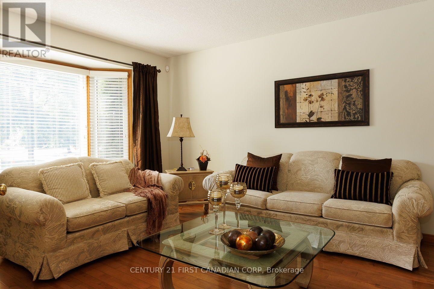 255 Deveron Crescent, London South, Ontario  N5Z 4N2 - Photo 4 - X13638370