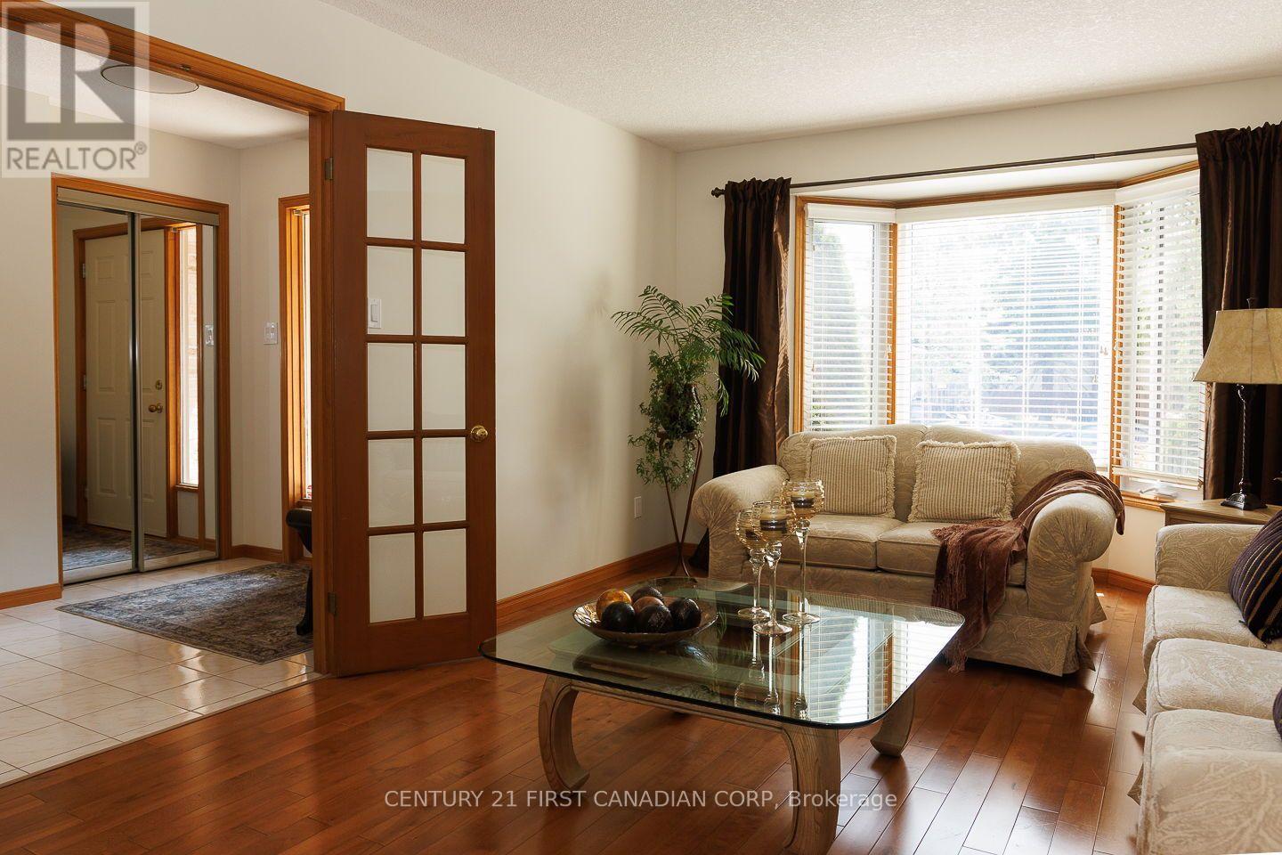 255 Deveron Crescent, London South, Ontario  N5Z 4N2 - Photo 5 - X13638370
