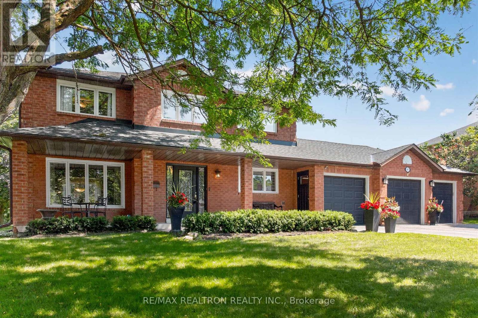 47 Maple Way, East Gwillimbury, Ontario  L0G 1V0 - Photo 1 - N13650302