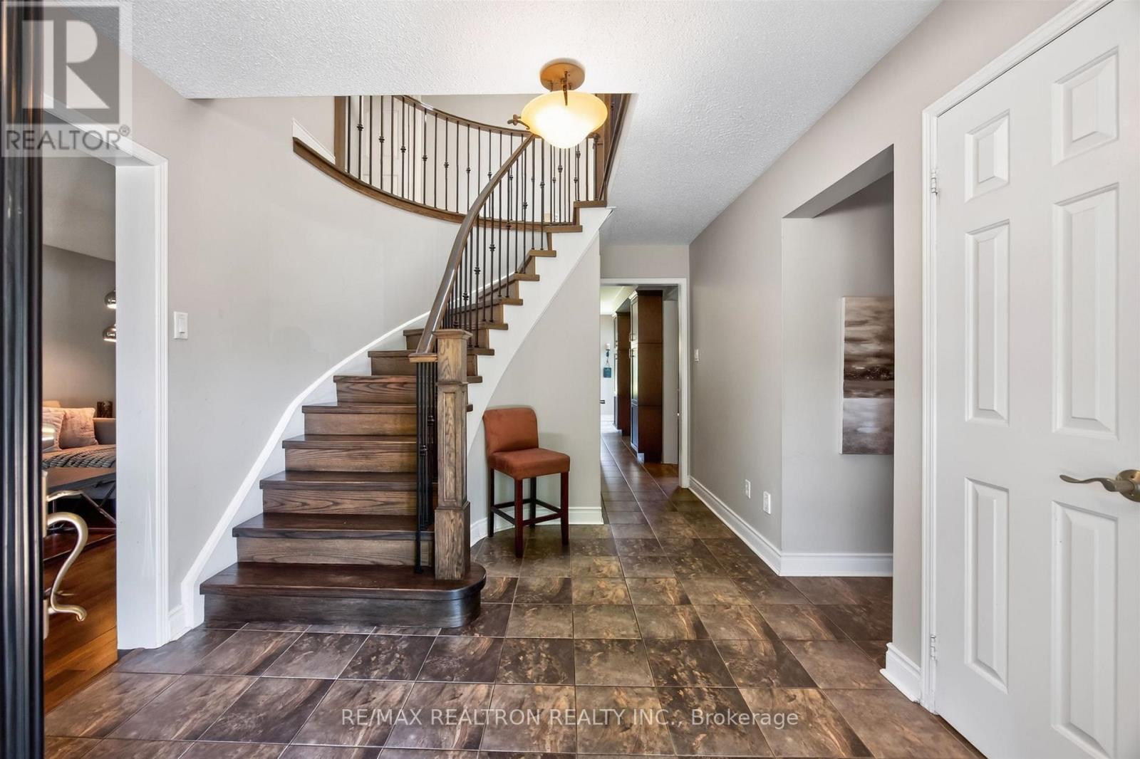 47 Maple Way, East Gwillimbury, Ontario  L0G 1V0 - Photo 6 - N13650302