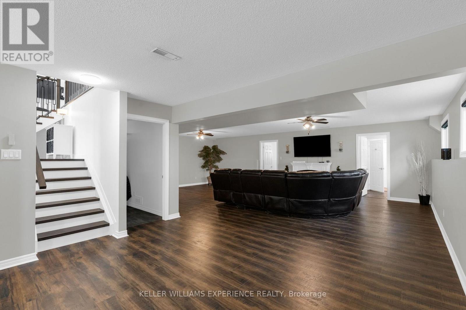 4 Downer Crescent, Wasaga Beach, Ontario  L9Z 1B9 - Photo 17 - S13650154