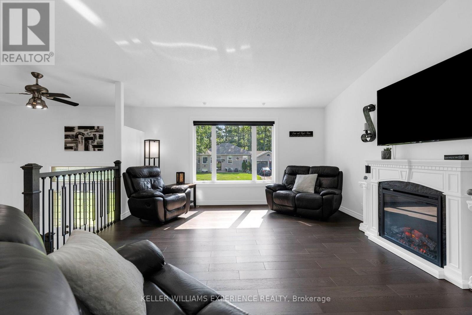 4 Downer Crescent, Wasaga Beach, Ontario  L9Z 1B9 - Photo 2 - S13650154