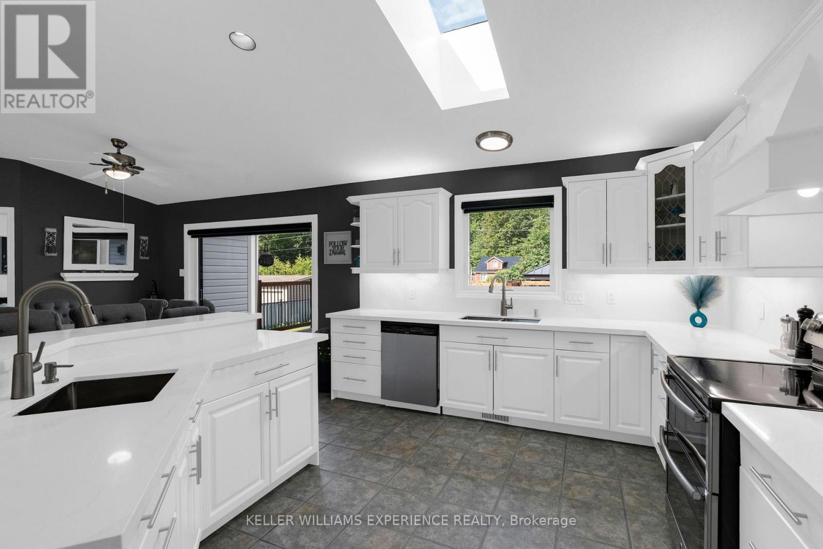 4 Downer Crescent, Wasaga Beach, Ontario  L9Z 1B9 - Photo 4 - S13650154