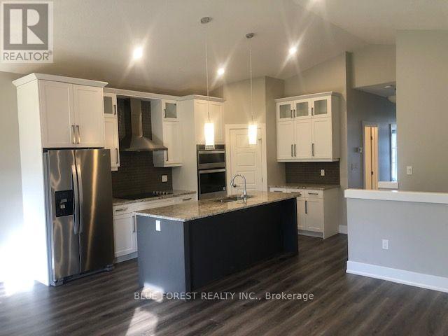 2 - 10 Mcpherson Court, Central Elgin, Ontario  N5P 0E6 - Photo 3 - X13650522