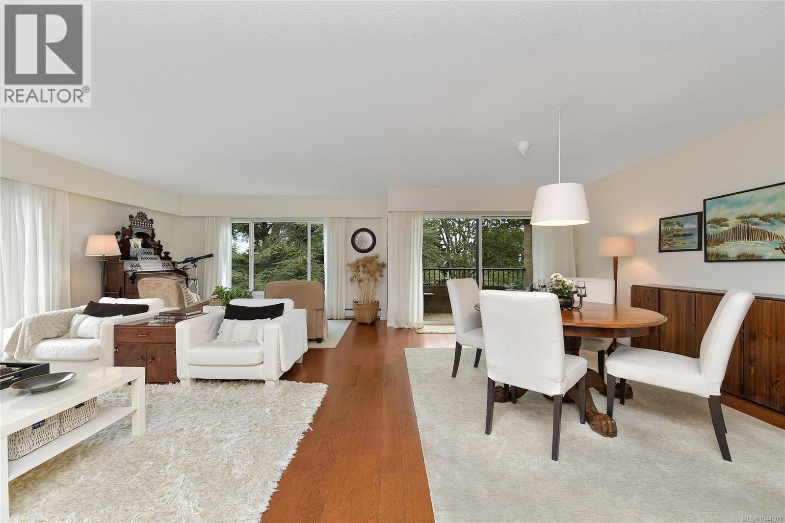 305 2930 Cook St, Victoria, British Columbia  V8W 3G3 - Photo 2 - 1044300