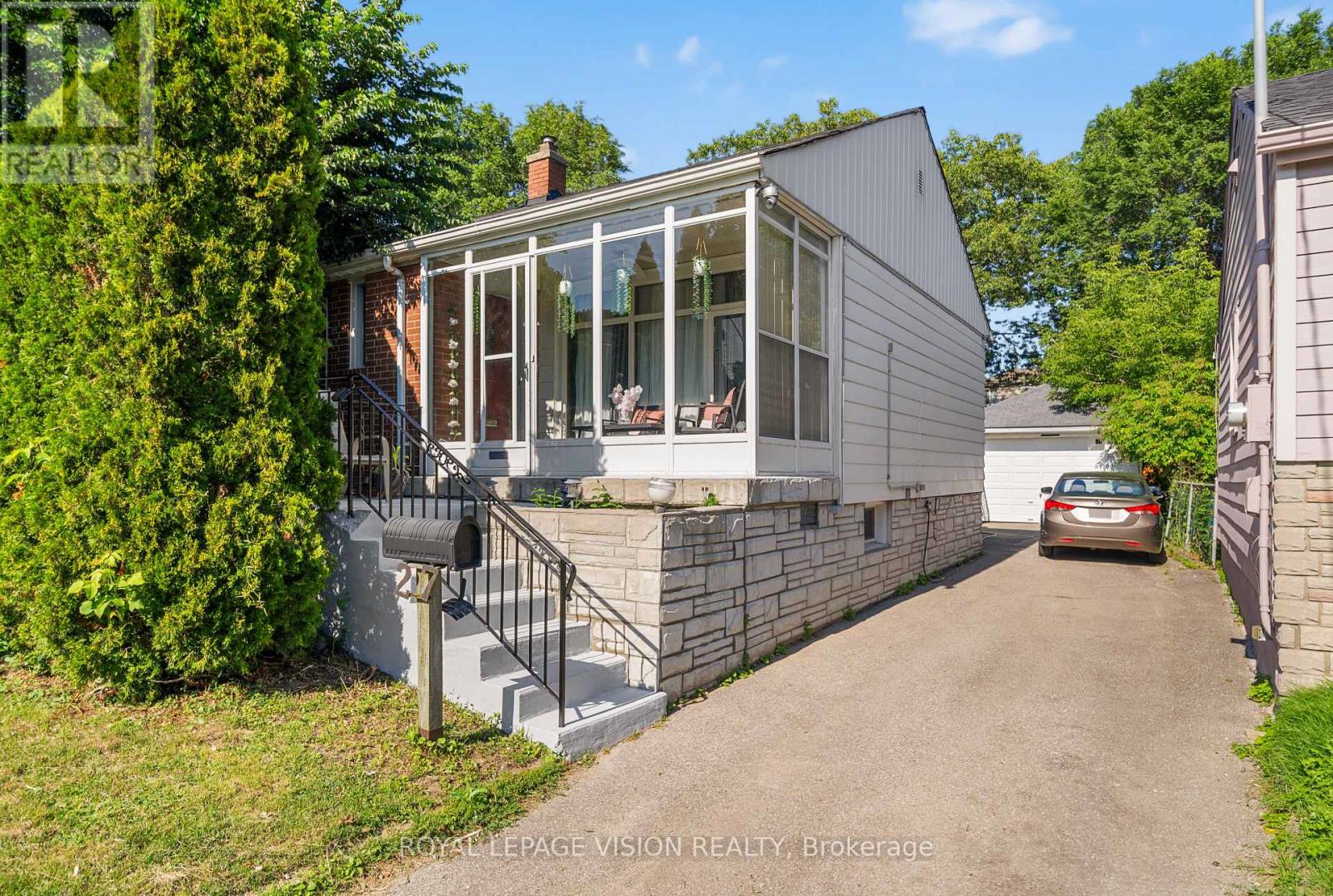 27 Eastville Avenue, Toronto, Ontario  M1M 2N6 - Photo 3 - E13650420