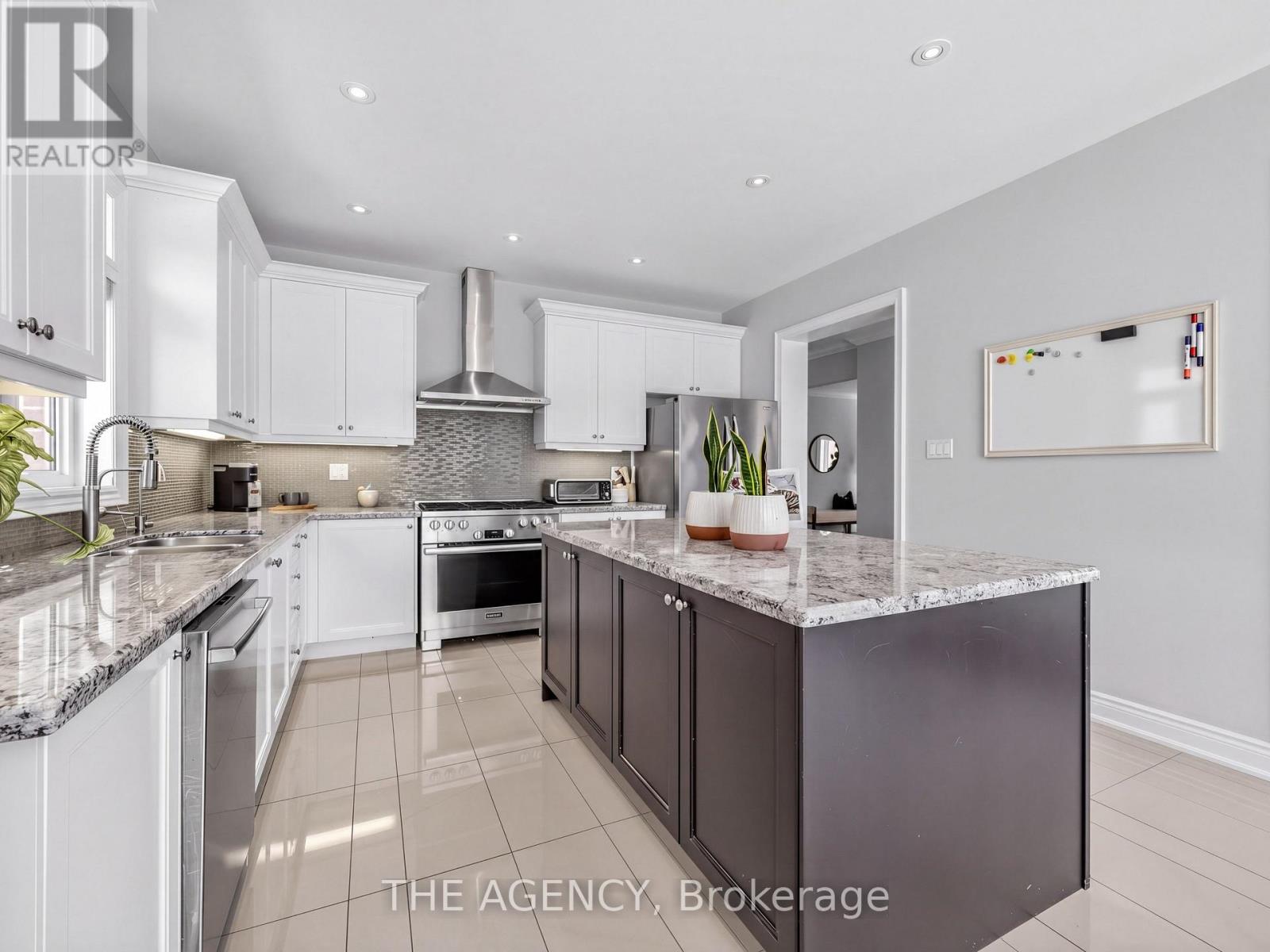 576 Oakwood Drive, Pickering, Ontario  L1W 2W7 - Photo 12 - E13650454