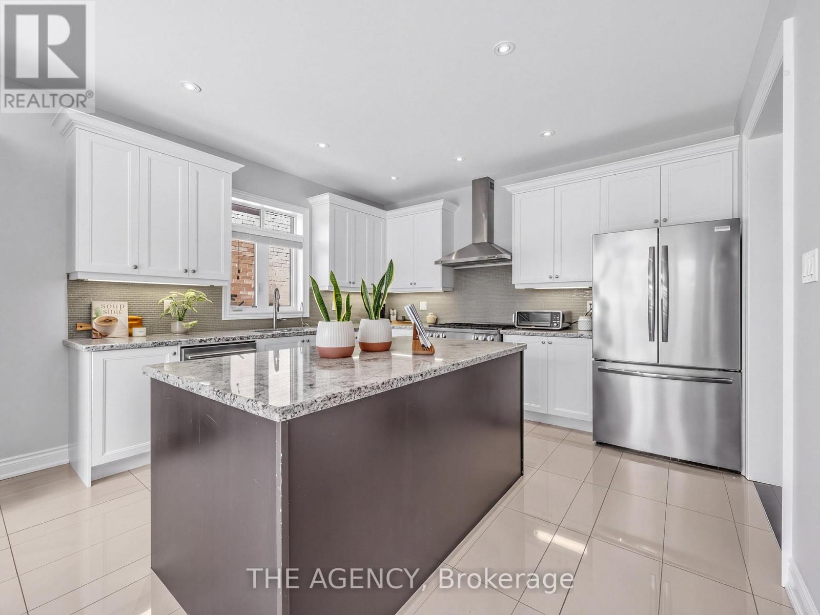 576 Oakwood Drive, Pickering, Ontario  L1W 2W7 - Photo 13 - E13650454