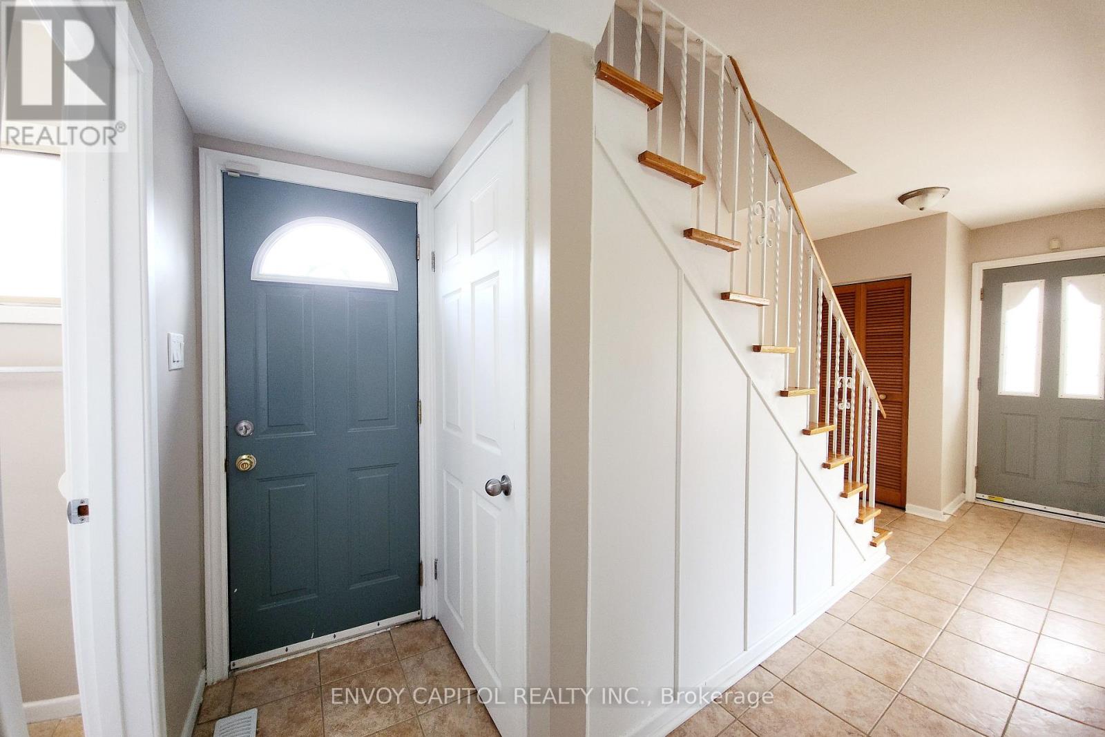 14 Faulkner Crescent, Toronto, Ontario  M9M 2C1 - Photo 4 - W13561452
