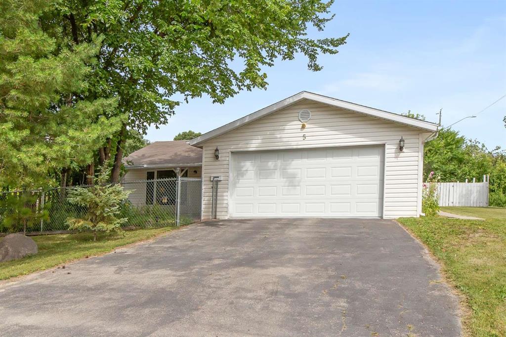 5 Park Avenue, Mitchell, Manitoba R5G 1G9 - Photo 0 - 202619538