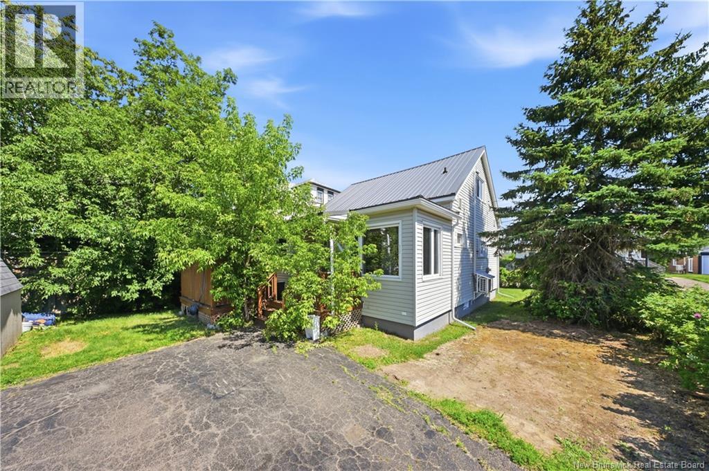 33 Bishop Street, Moncton, New Brunswick  E1E 1K4 - Photo 3 - NB145493