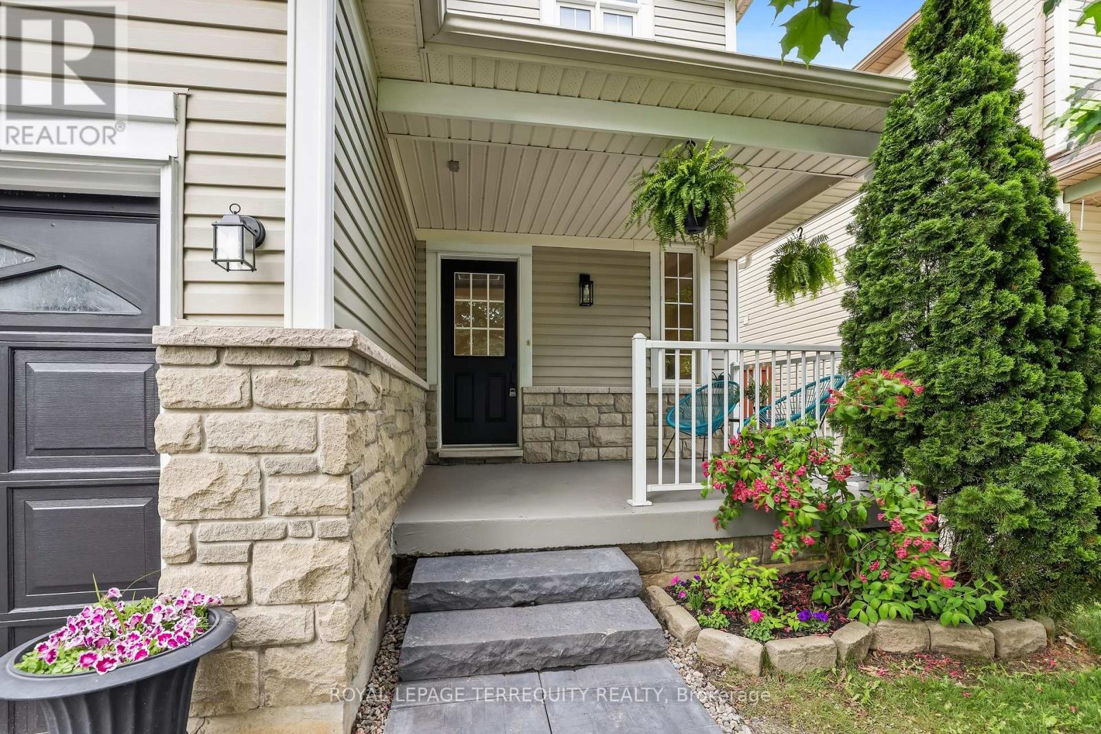 8 Sinden Drive, Whitby, Ontario  L1M 2B8 - Photo 4 - E13650666