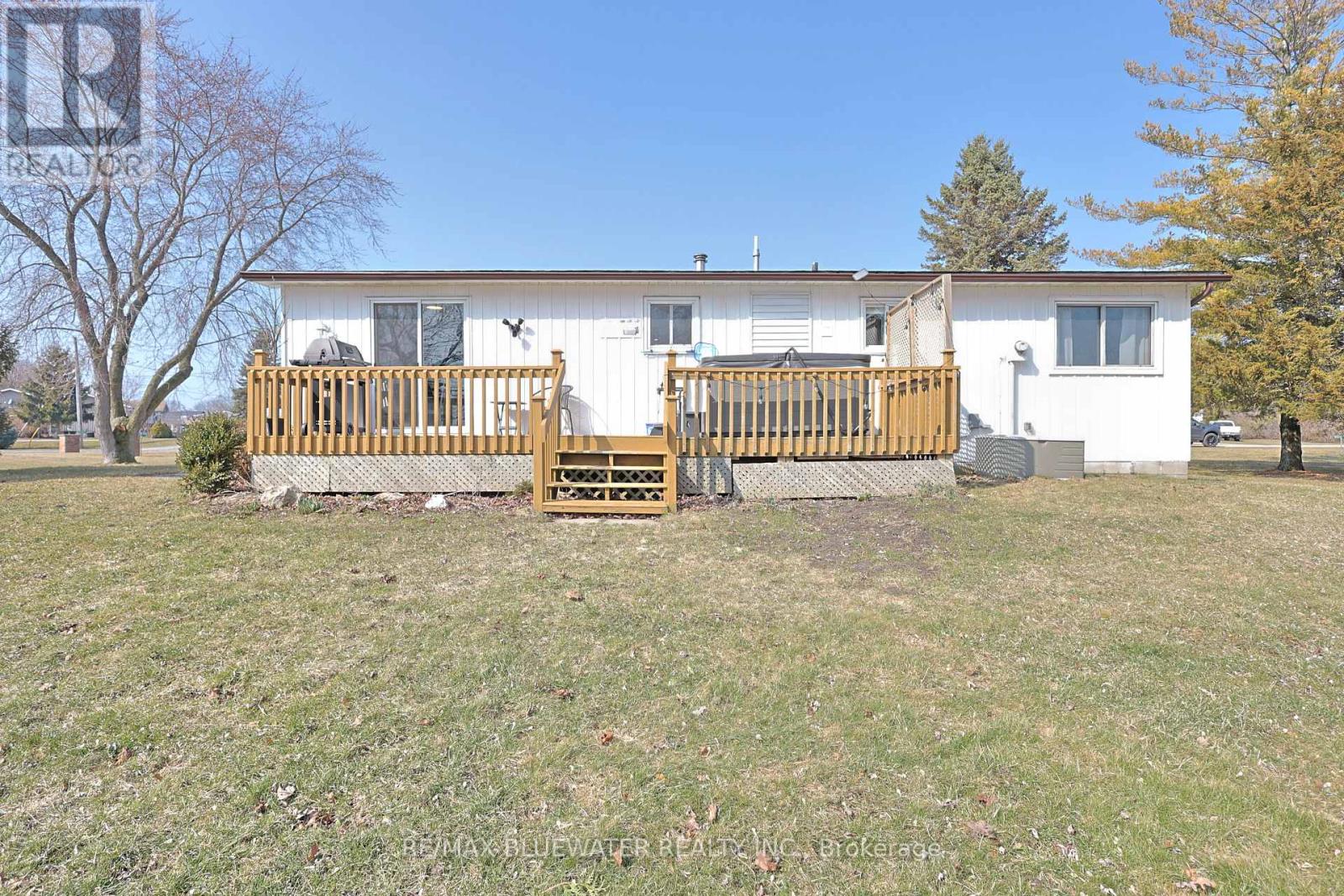 9897 Eric Street, Lambton Shores, Ontario  N0M 2N0 - Photo 35 - X13651050