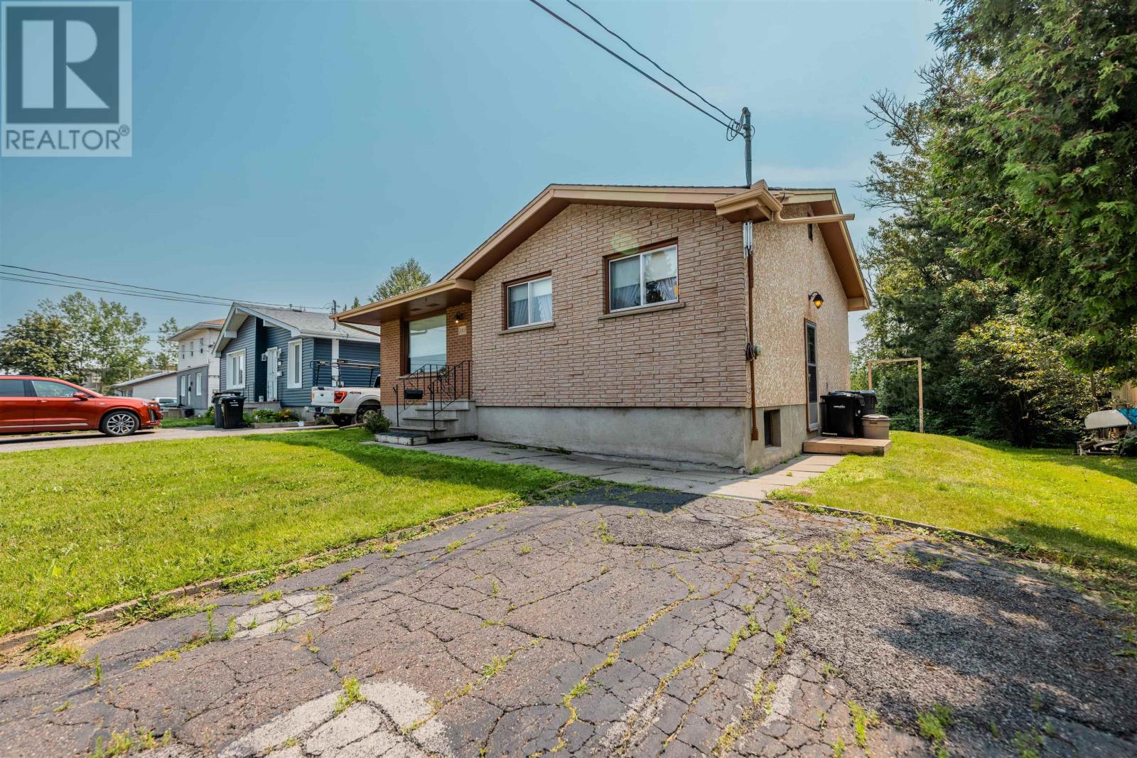 283 Carl Ave E, Thunder Bay, Ontario  P7B 4Z6 - Photo 2 - TB2602133