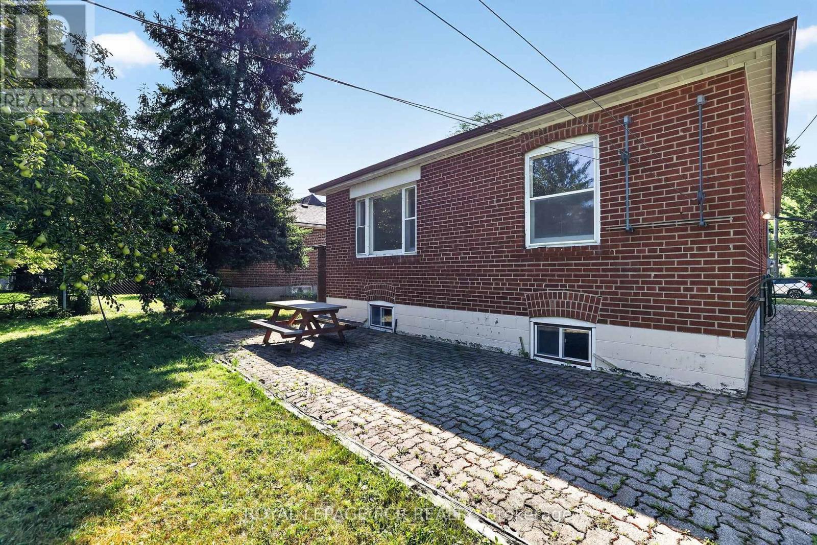 218 Park Home Avenue, Toronto, Ontario  M2R 1A2 - Photo 21 - C13625542