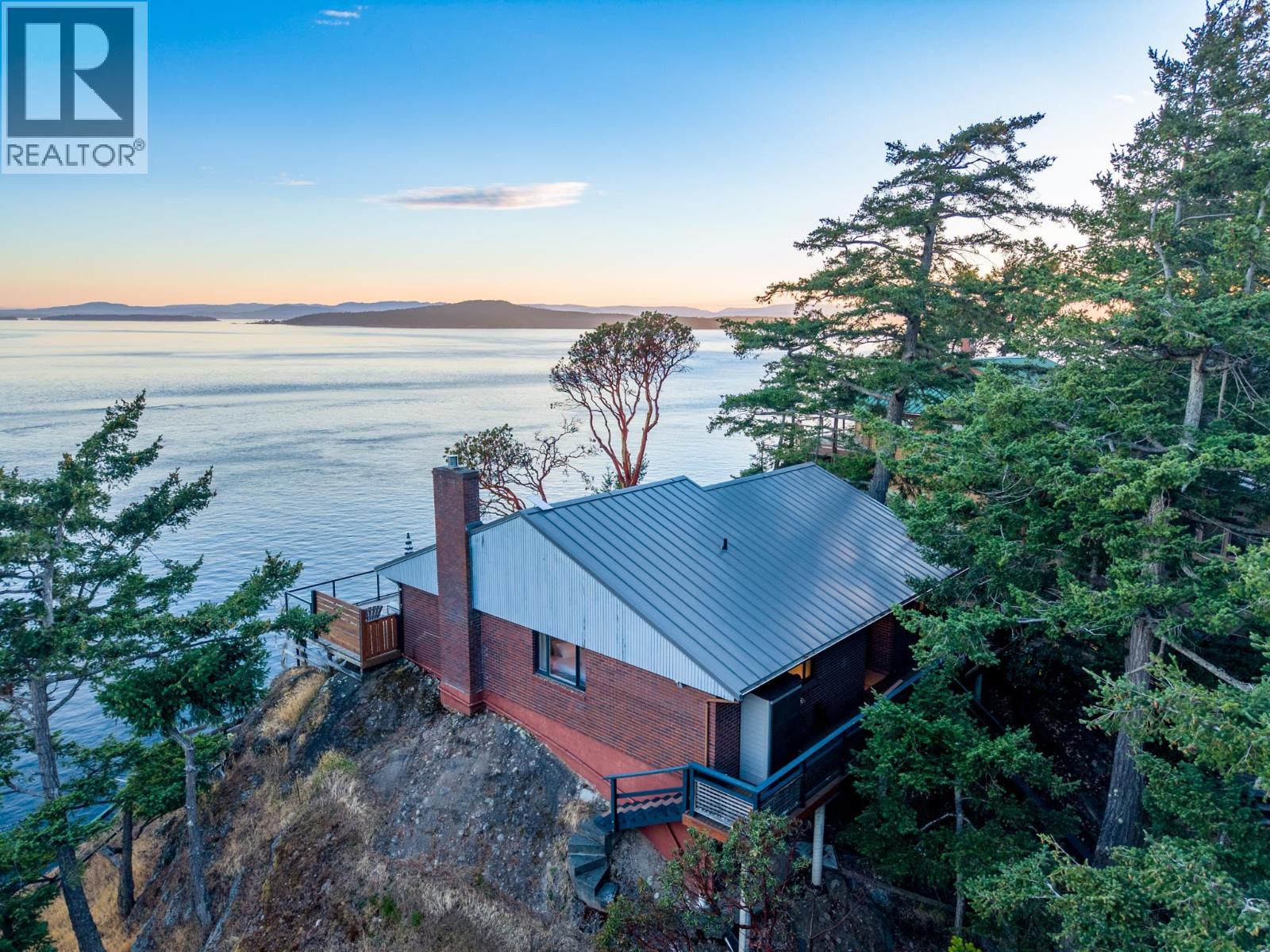 7918 Swanson View Drive, Pender Island, British Columbia  V0N 2M2 - Photo 2 - R3153681