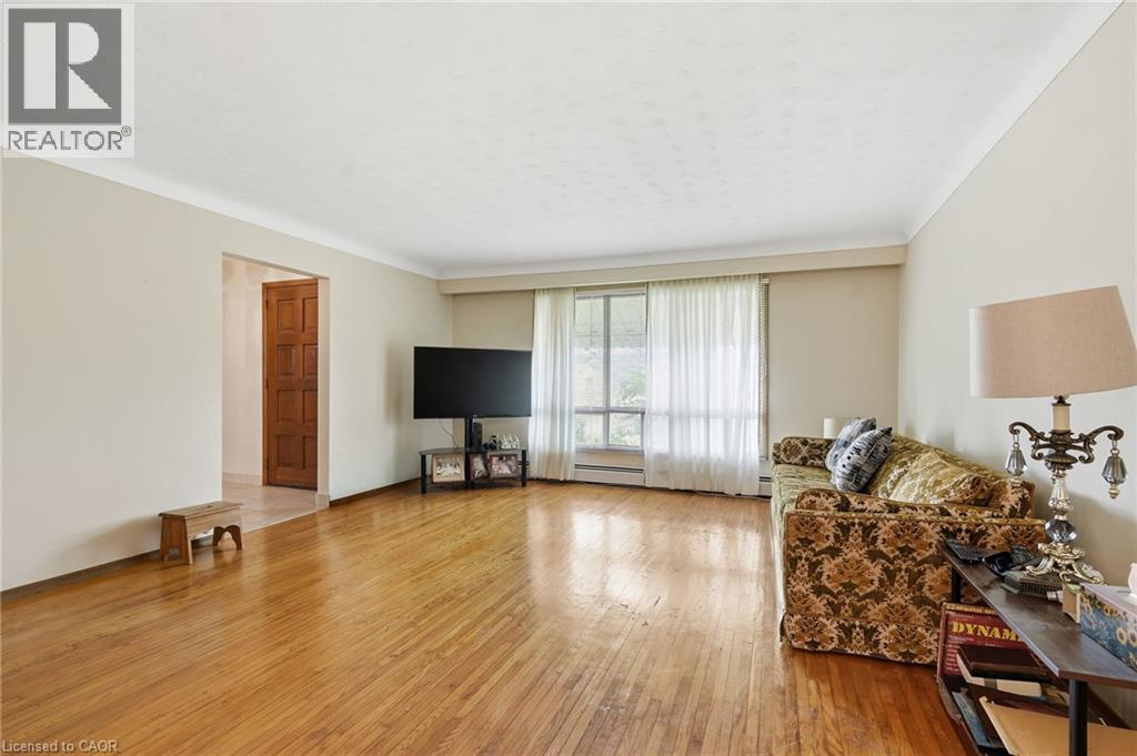 5742 Stanley Avenue, Niagara Falls, Ontario  L2G 3X7 - Photo 2 - 40853623