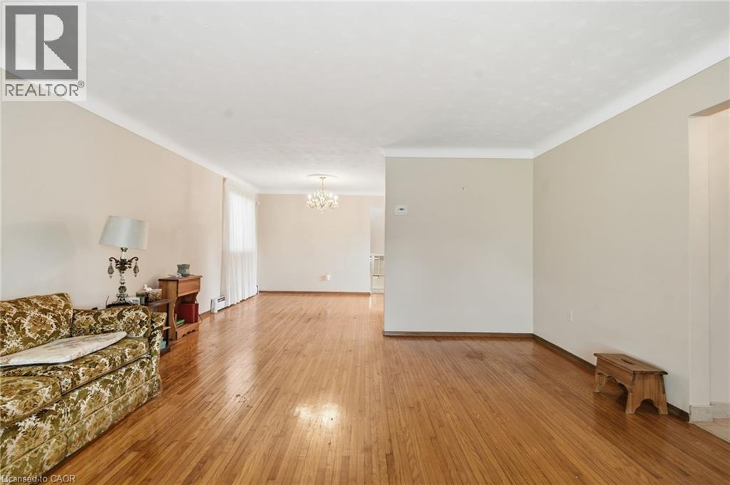 5742 Stanley Avenue, Niagara Falls, Ontario  L2G 3X7 - Photo 3 - 40853623