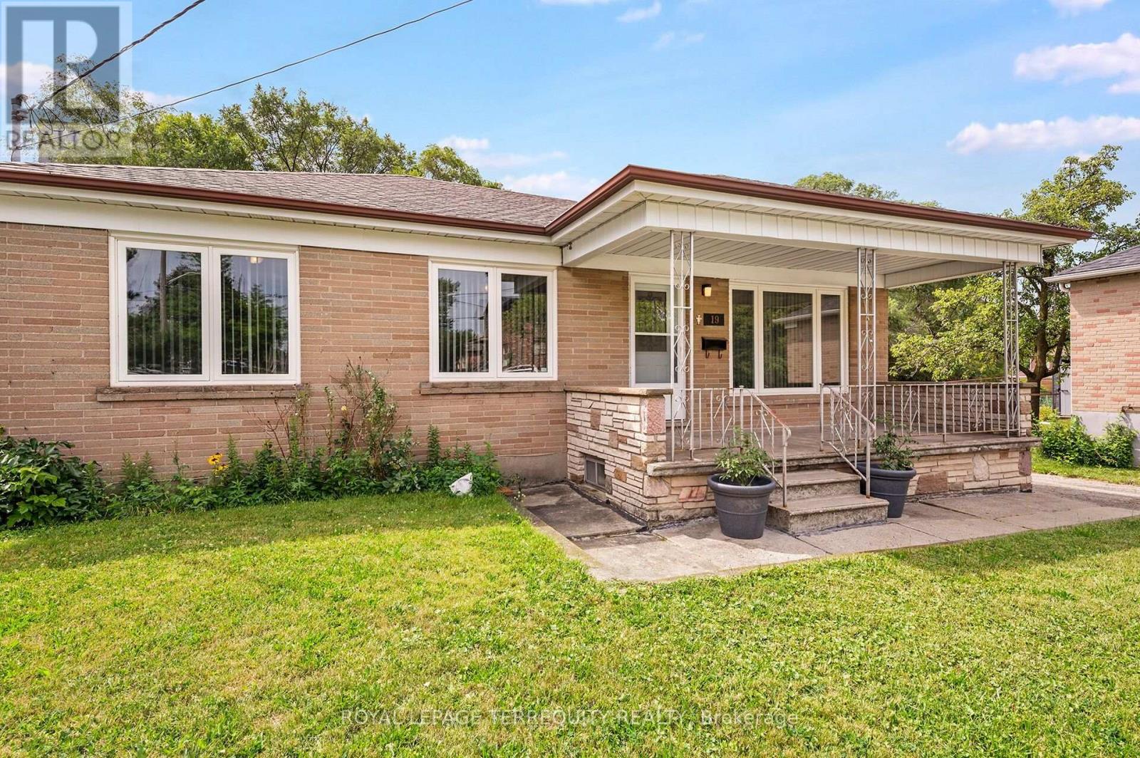 19 BATTERSEA CRESCENT, Toronto, Ontario