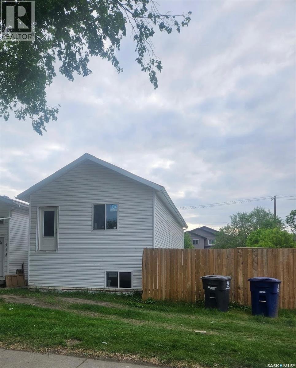 117 S Avenue N, Saskatoon, Saskatchewan  S7L 2Z5 - Photo 1 - SK044150