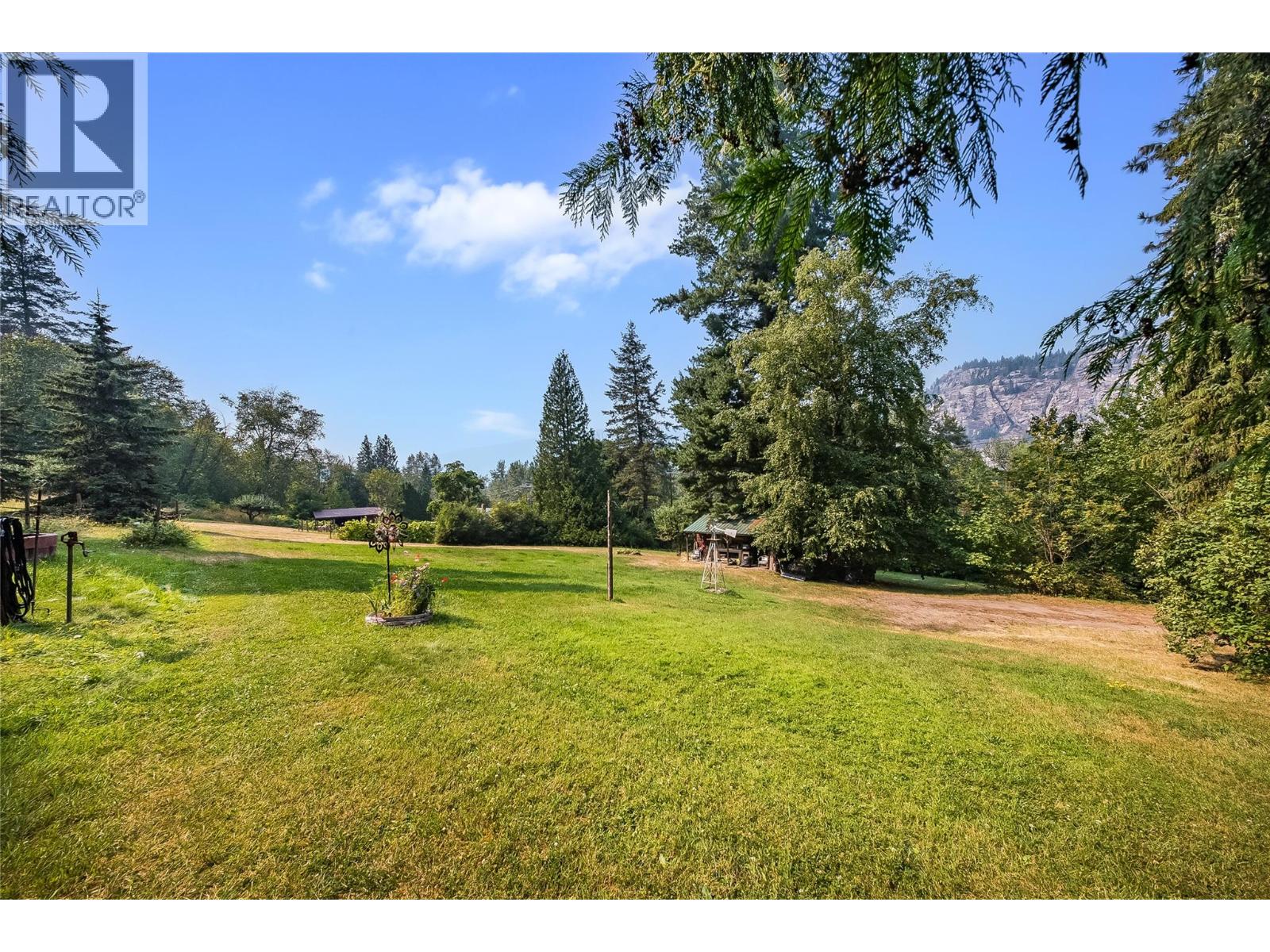 1562 Arrow Lakes Drive, Castlegar, British Columbia  V1N 3N3 - Photo 5 - 10396590