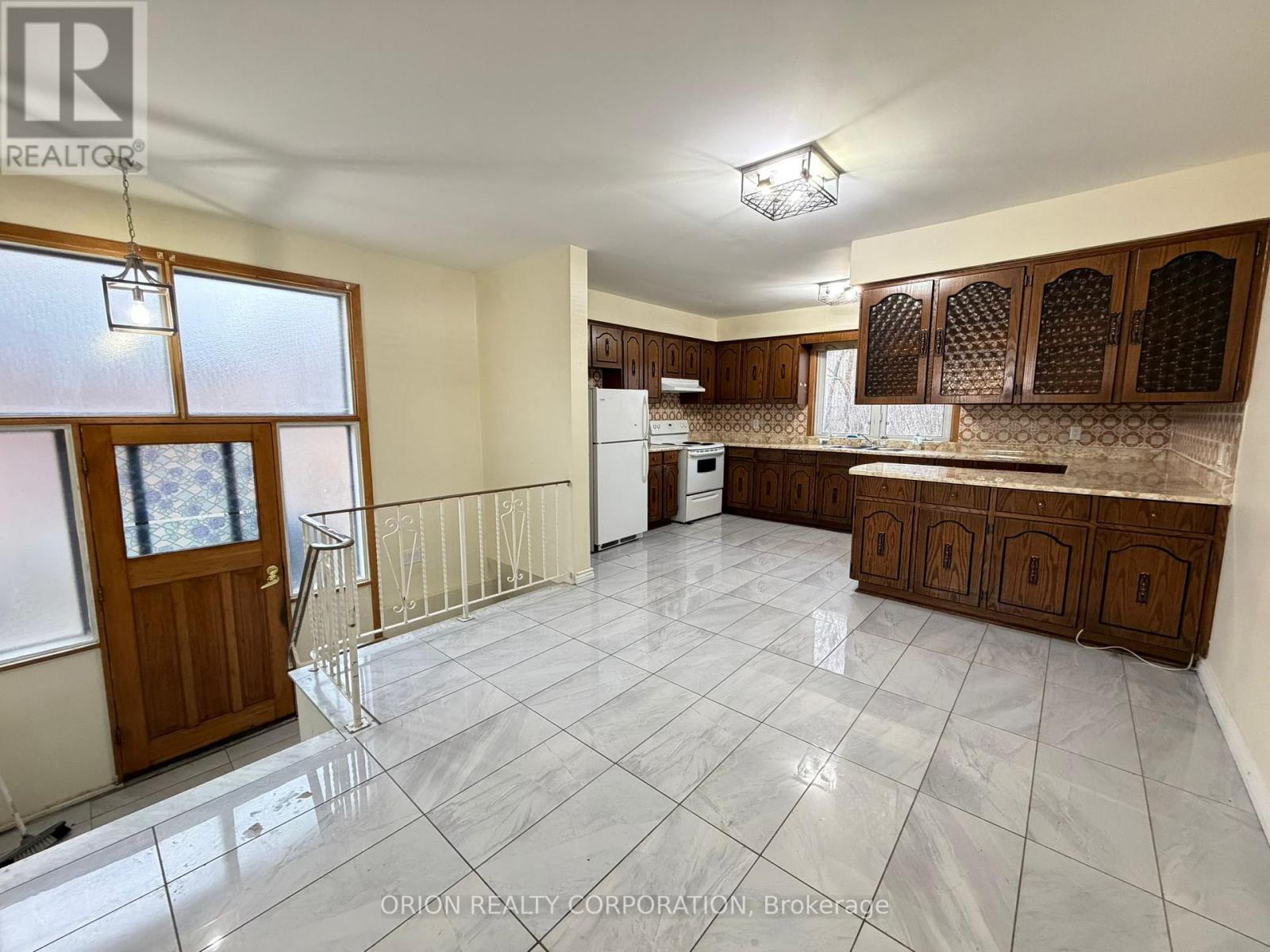 3 Romar Crescent, Toronto, Ontario  M6B 1R7 - Photo 13 - W13650564