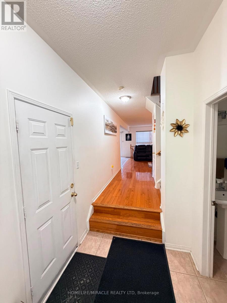 9 Farthingale Crescent, Brampton, Ontario L7A 1R3 - Photo 8 - W13647742