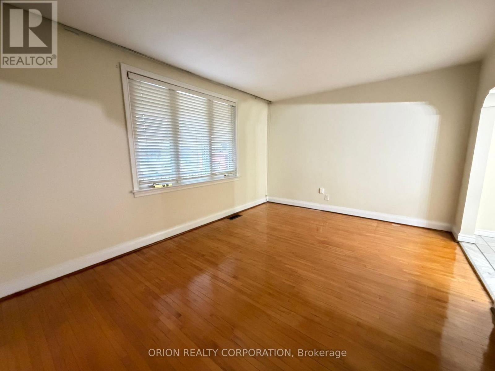 3 Romar Crescent, Toronto, Ontario  M6B 1R7 - Photo 5 - W13650564