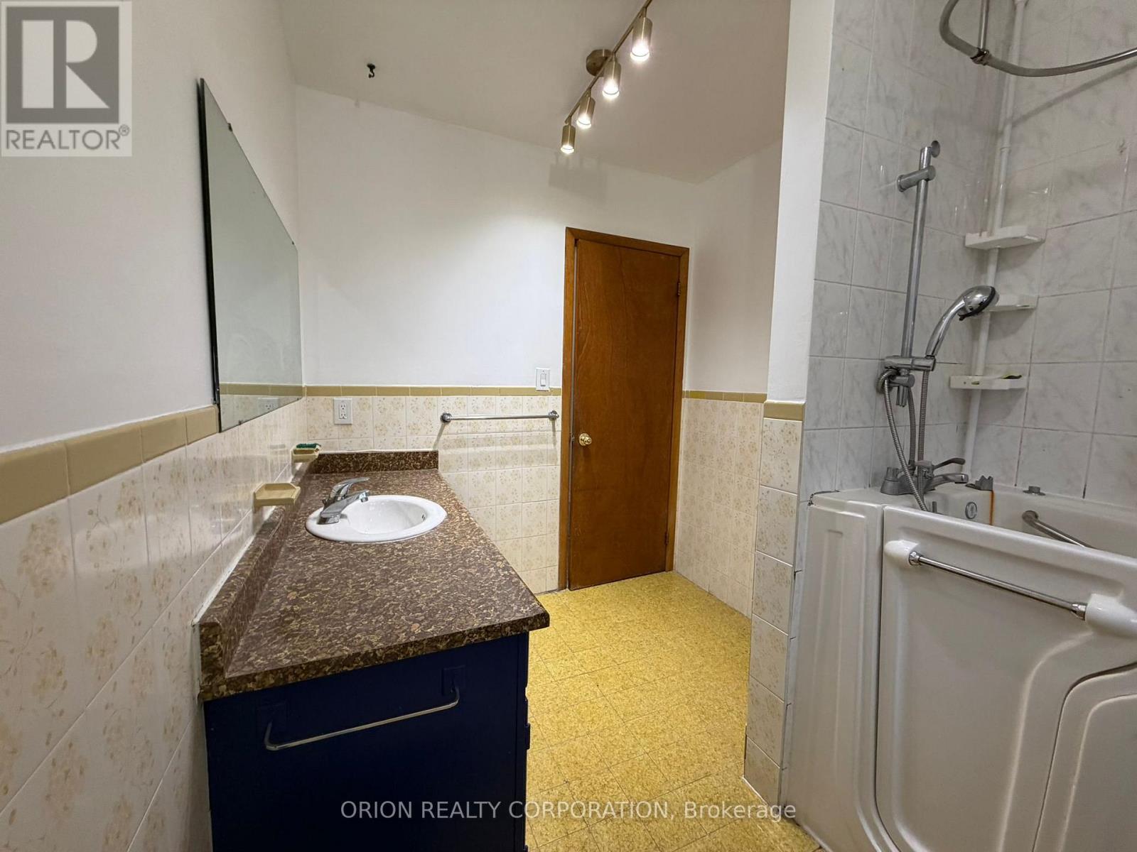 3 Romar Crescent, Toronto, Ontario  M6B 1R7 - Photo 20 - W13650564