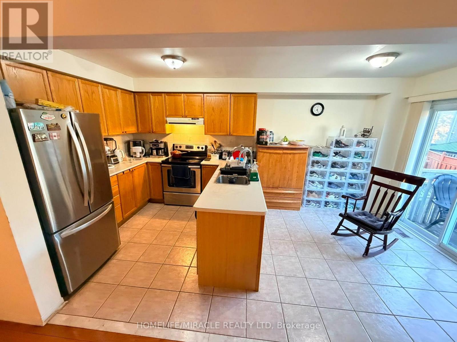 9 Farthingale Crescent, Brampton, Ontario L7A 1R3 - Photo 3 - W13647742