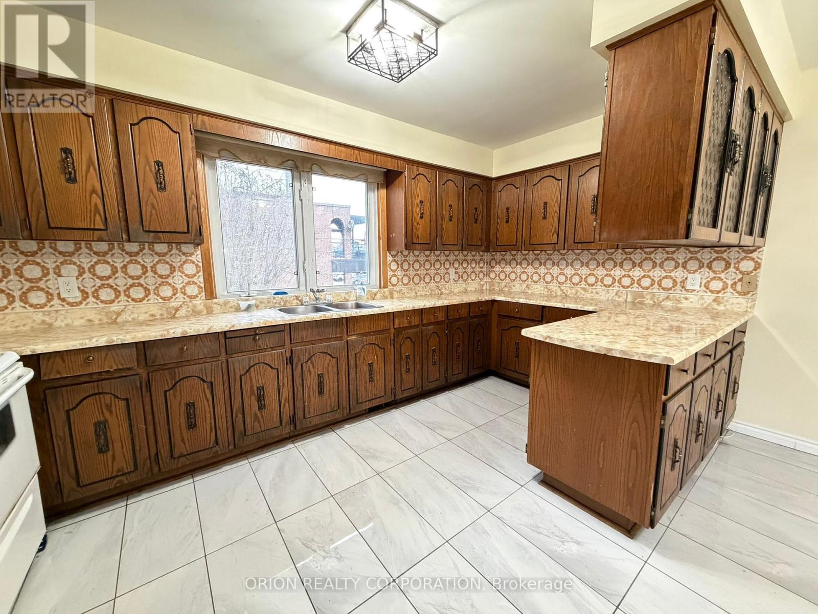 3 Romar Crescent, Toronto, Ontario  M6B 1R7 - Photo 15 - W13650564