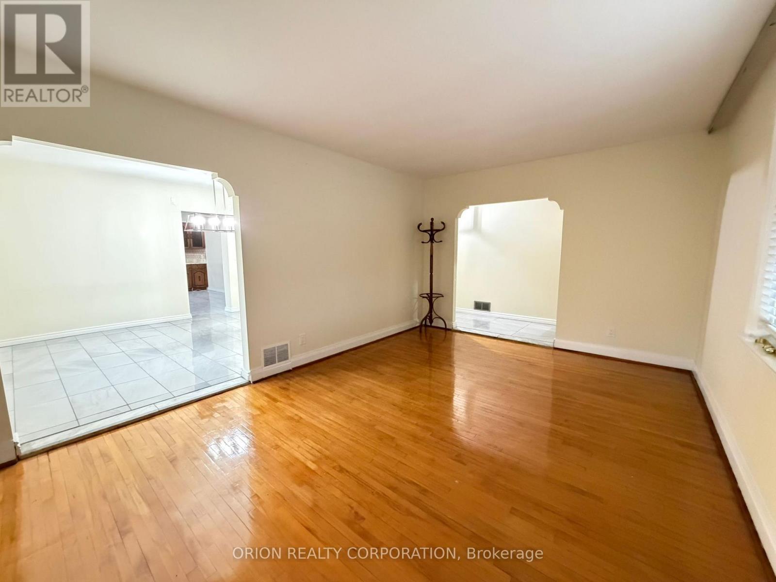 3 Romar Crescent, Toronto, Ontario  M6B 1R7 - Photo 7 - W13650564