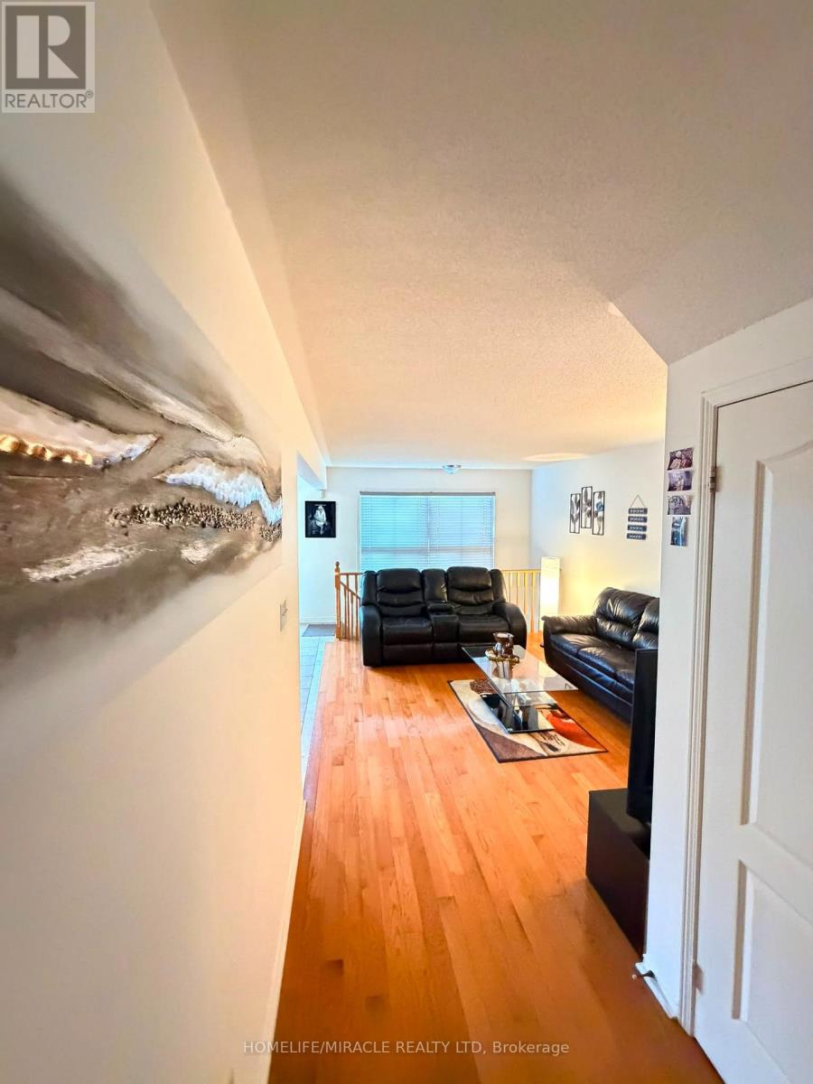 9 Farthingale Crescent, Brampton, Ontario L7A 1R3 - Photo 4 - W13647742
