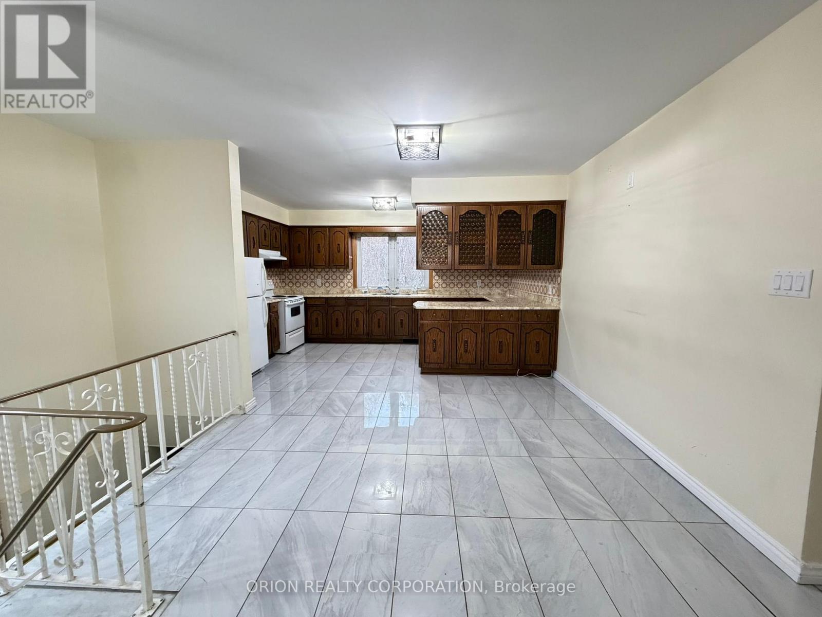 3 Romar Crescent, Toronto, Ontario  M6B 1R7 - Photo 12 - W13650564