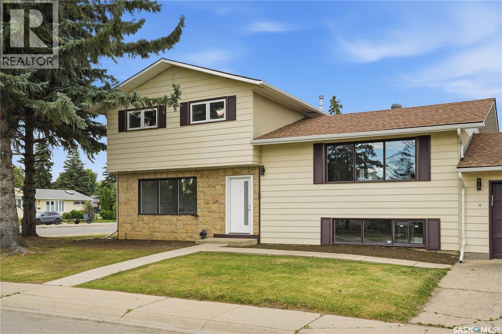 702 Mckercher Drive, Saskatoon, Saskatchewan  S7H 3W7 - Photo 2 - SK044897